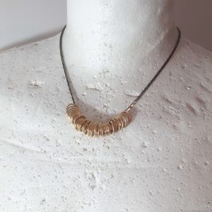 שרשרת קצרה בגווני שחור וזהב  - משלוח חינם בארץ!